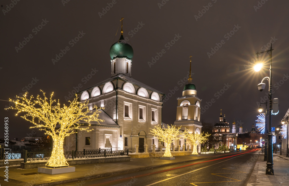 Obraz premium Russian Orthodox Church at night in winter