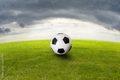 Fußball liegt auf demRasen © OFC Pictures