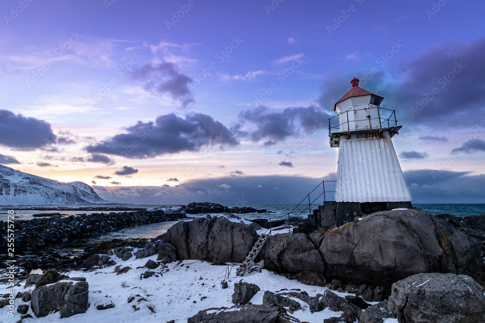 Φωτογραφία The beautiful Lighthouse at Hovnsund near Hoven on the Lofoten Islands in Norway