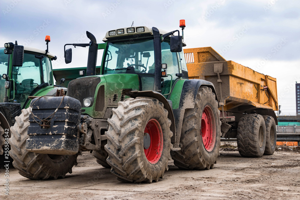 Traktor Garden Master in grün mit Anhänger