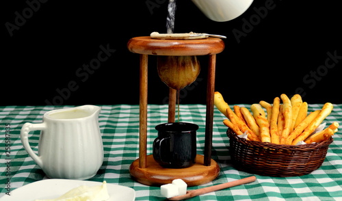 Café com coador de pano. 