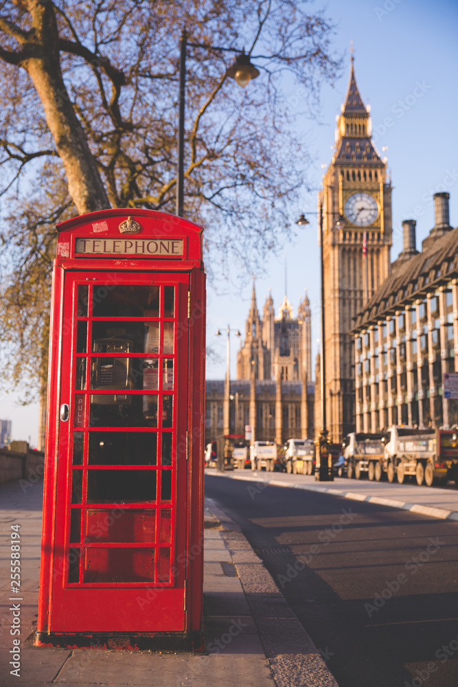 red telephone booth in london