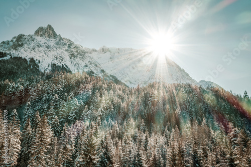 Sonne hinter schneebadecktem Berggipfel  Mittenwald  Bayern  Deutschland  Alpen