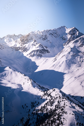 Schneebedeckte Berggipfel und Täler in Österreich, Tirol, Alpen