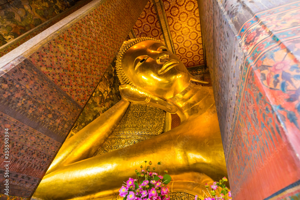 Reclining golden buddha statue at Wat Pho