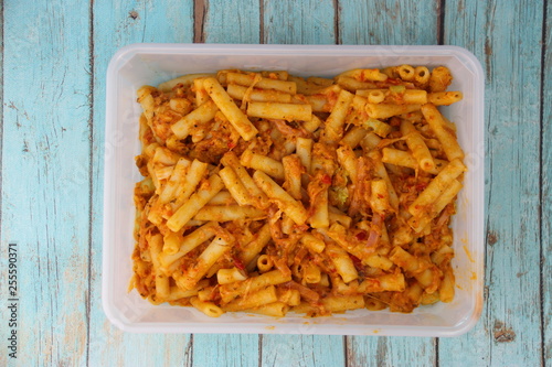 Pâtes macaronis dans une barquette photo