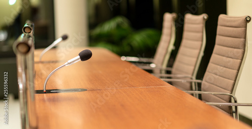 Raum oder Sitzungssaal mit Mikrofonen – selektive Schärfe photo