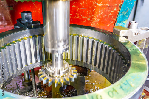 Cutting the teeth with a cutter and gear for gear on the inner surface, with oil cooling.