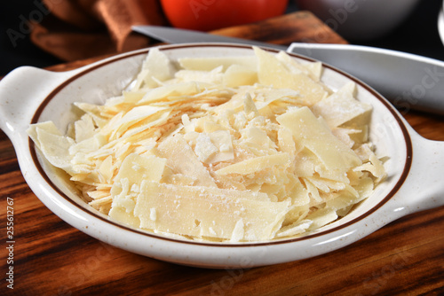 Cuadro en lienzo Bowl of parmesan, asiago and romano cheeses