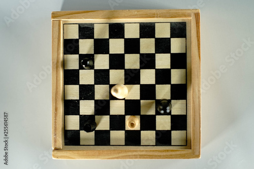 Schach, Chess, Spiel, Dame, König, Strategie, Schwarz, Weiß, Holz, Hintergrund, Feld, von oben 