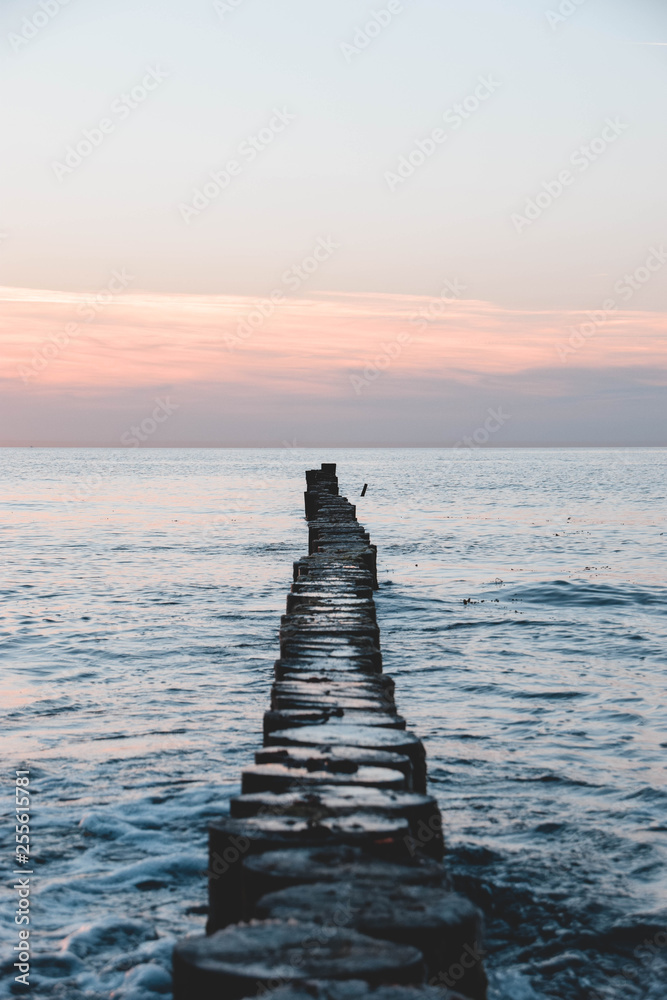 Wellenbrecher, Ostsee, Meer, Nordsee, Wellen, Hintergrund, Natur, Blau, Windig, Sonne, Urlaub, Erholung, orange, gelb Wellenbrecher, Ostsee, Meer, Nordsee, Wellen, Hintergrund, Natur, Blau, Windig, Sonne, Urlaub, Erholung, orange, gelb