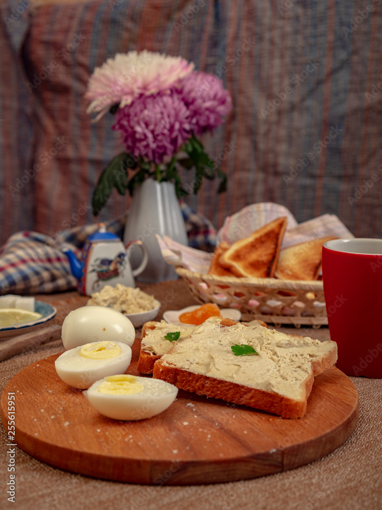 Toast with herring oil, boiled eggs and tea