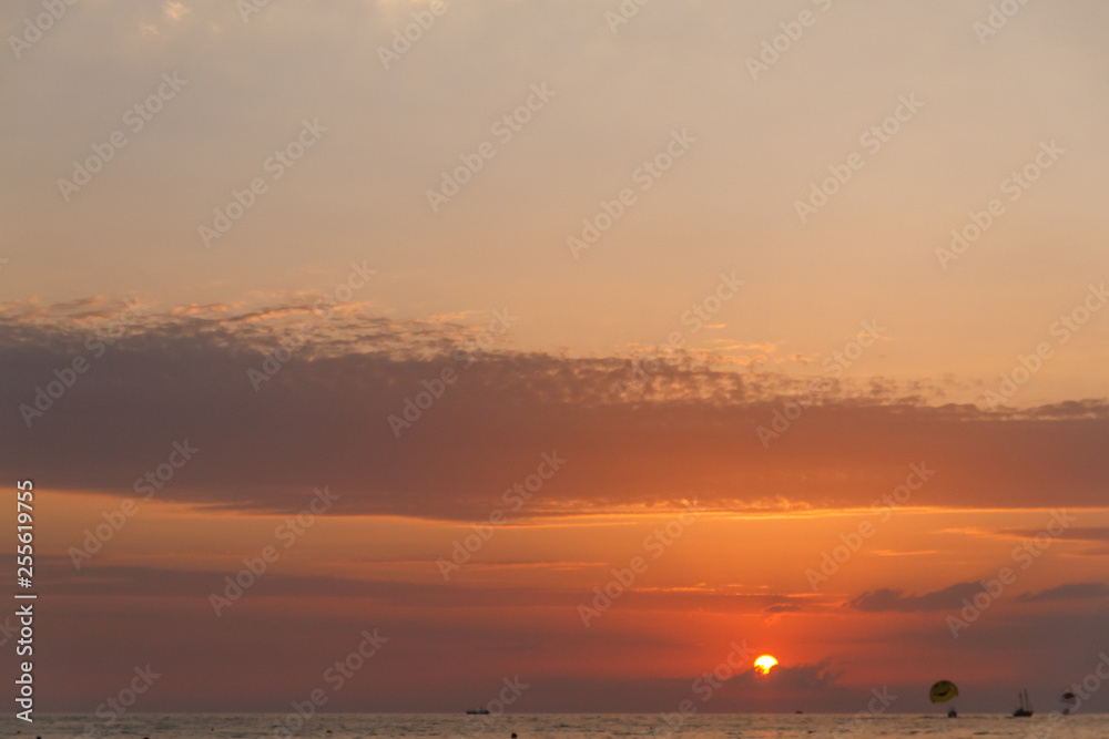 Naklejka premium Cutter Boat with Sunset over the Sea