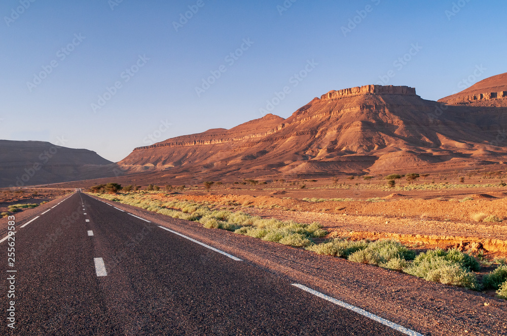 Einsame Strasse durch wunderschöne marokkanische Landschaft Einsame Strasse durch wunderschöne marokkanische Landschaft