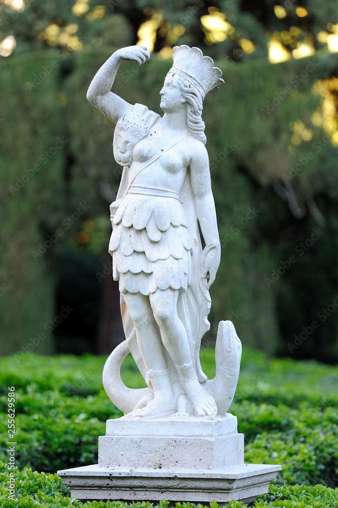 Foto de Estatua de figura femenina en pedestal con corona y ropa indígena  do Stock