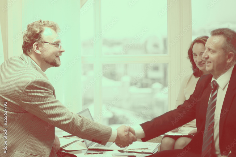 Obraz premium friendly handshake of business partners in the office