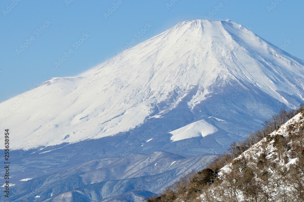 雪の山地と富士山