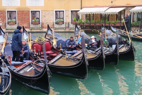 Venise, alignement de gondoles amarrées sur un canal (Italie)