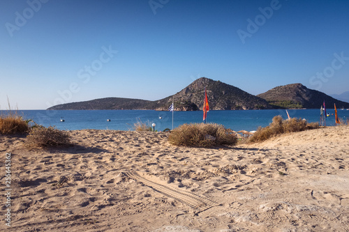 Sandstrand am Meer mit Insel im Hintergrund