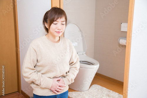 Obraz na płótnie トイレの前で痛がる女性