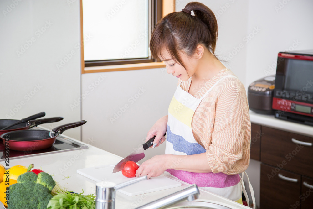 野菜を切る女性 野菜を切る女性