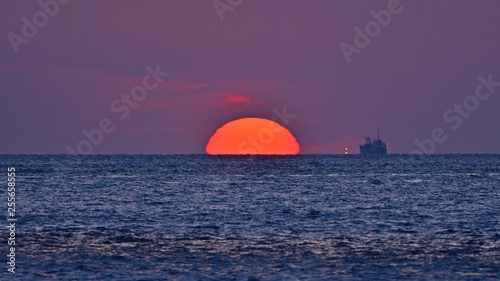 明石海峡に沈むダルマ夕日の情景