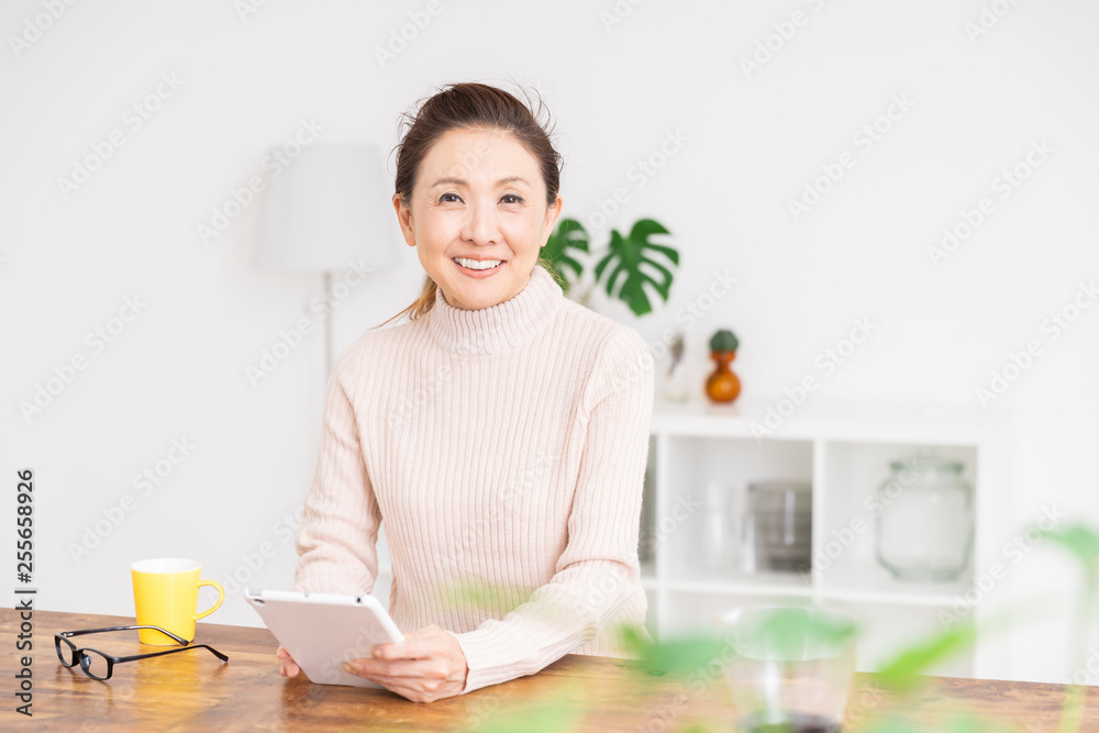 タブレットを見るシニア女性 タブレットを見るシニア女性