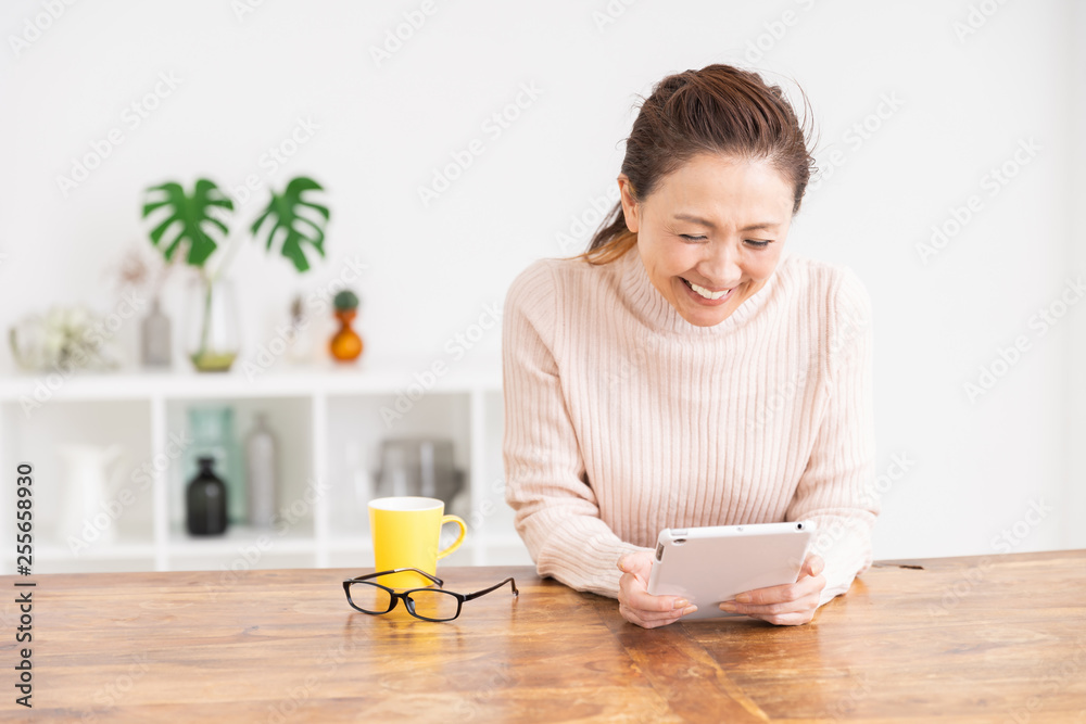 タブレットを見るシニア女性