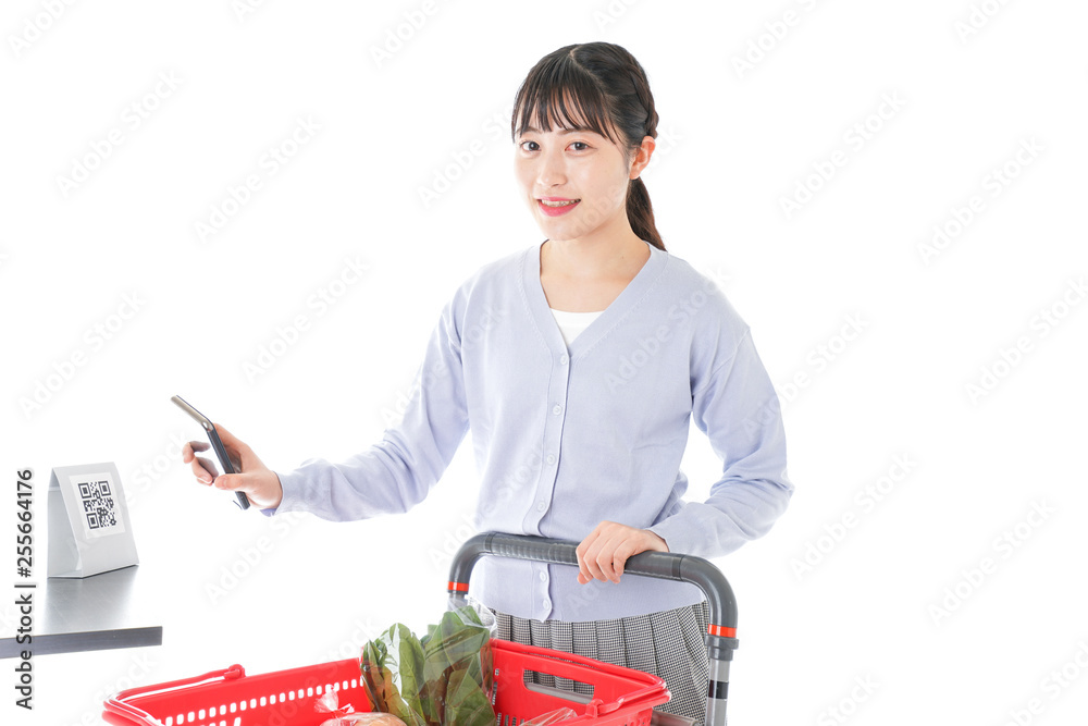 QRコード決済をする若い女性 QRコード決済をする若い女性