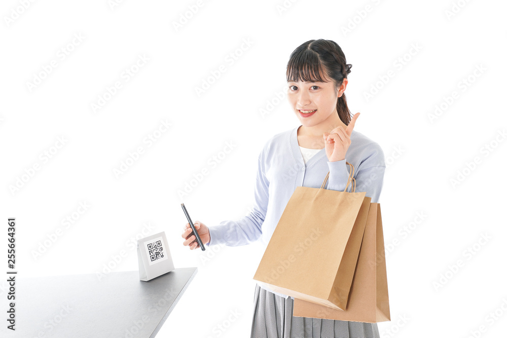 QRコード決済をする若い女性