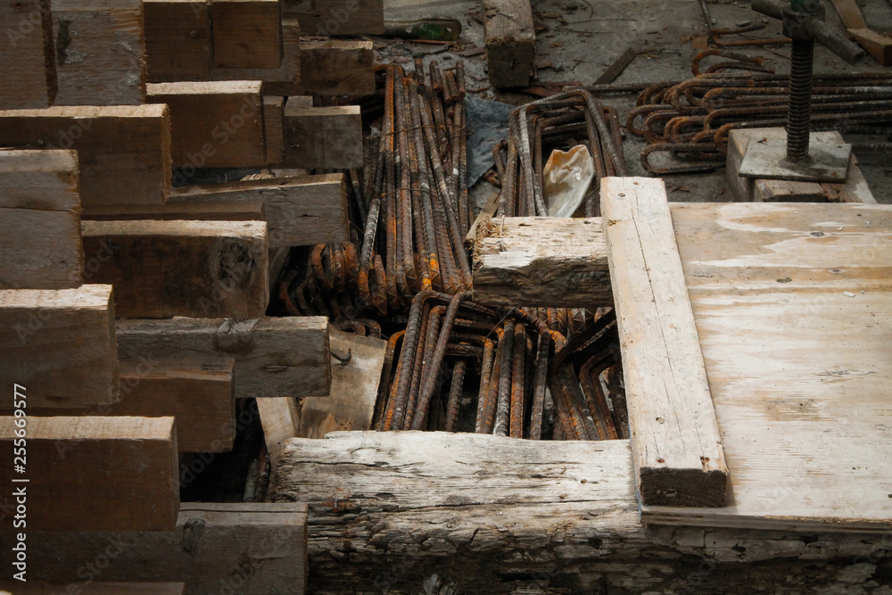 material para construcción como madera y acero