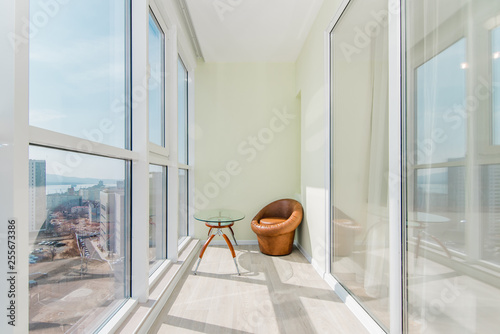 Fotografia The photo of a bright balcony