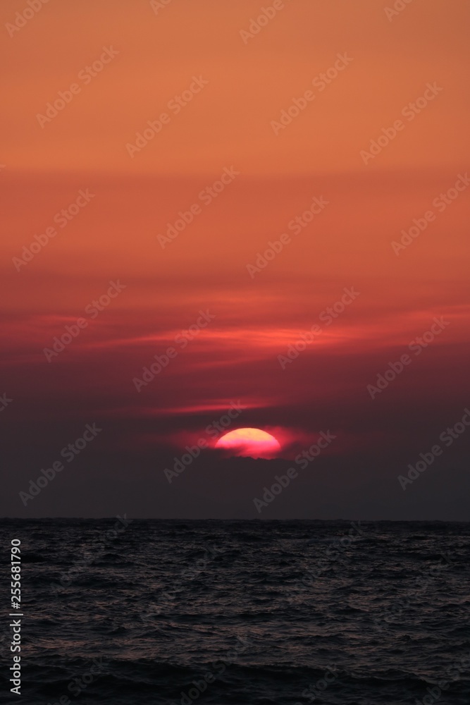 美しい西伊豆の海の夕日