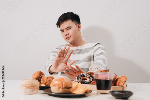Canvastavla Young man in dieting and healthy eating concept