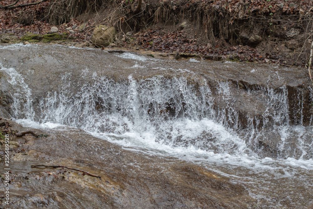 Obraz premium Fluss mit Wasser und Felsen