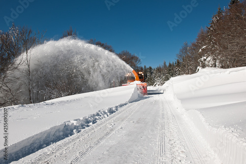 Déneigement à la fraise sur l'Aubrac