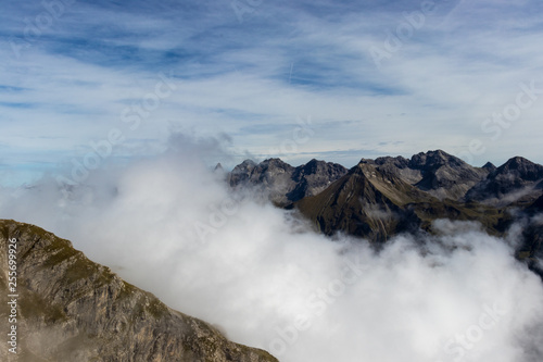 Wolkenumhüllte Berge