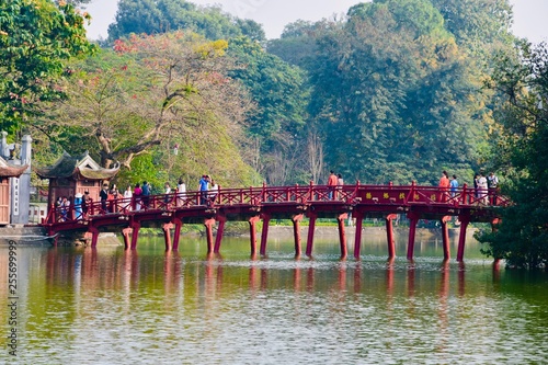 Fotografia Brücke zum Buddhistischen Tempel in Hanoi