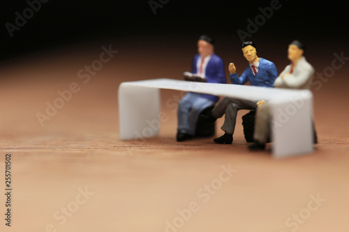 席に着く３人のビジネスマン © kelly marken