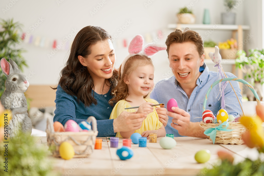 Naklejka premium Family preparing for Easter