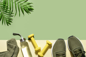 Fotobehang Fitness Zomerse fitness achtergrond met sportartikelen  © fortyforks