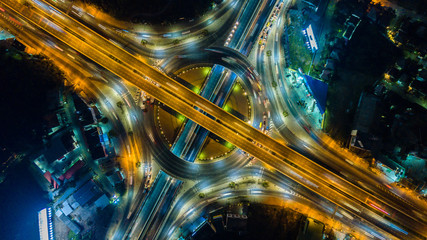 Papier peint photo Autoroute de nuit Vue aérienne échangeur autoroutier circulaire  © Photo Gallery