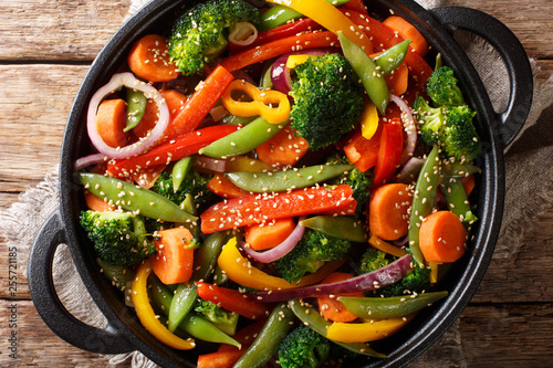 Fotografia, Obraz Delicious vegetarian vegetable stir fry with sesame close-up in a bowl, horizont