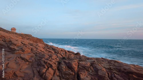 La furia e la perseveranza del mare, una potenza incontrollabile che domina sull'uomo. photo