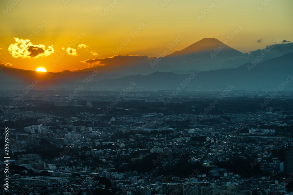 横浜の街並みと富士山と夕暮れ