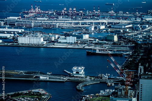 Obraz na płótnie 横浜ランドマークタワーから見える街並み w salonie