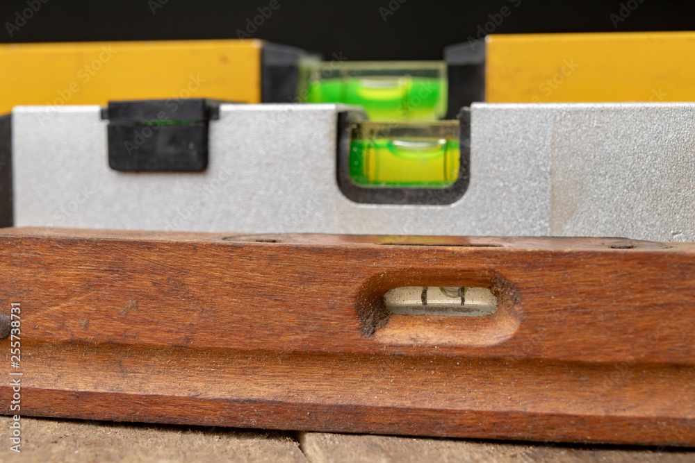 Measuring the slope of a surface using a spirit level. Measuring accessories for mechanics.