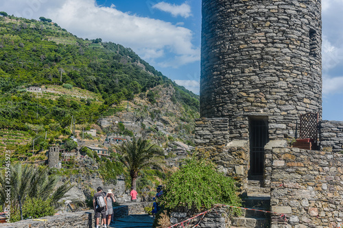 Cuadro en lienzo Castello dei Doria a Vernazza,  uno borghi   del Parco Nazionale delle Cinque Terre