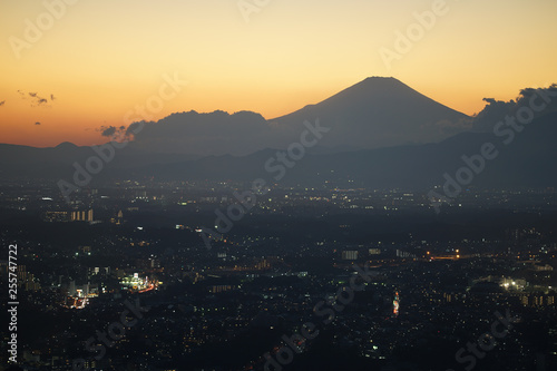 富士山のシルエットと横浜の街並み