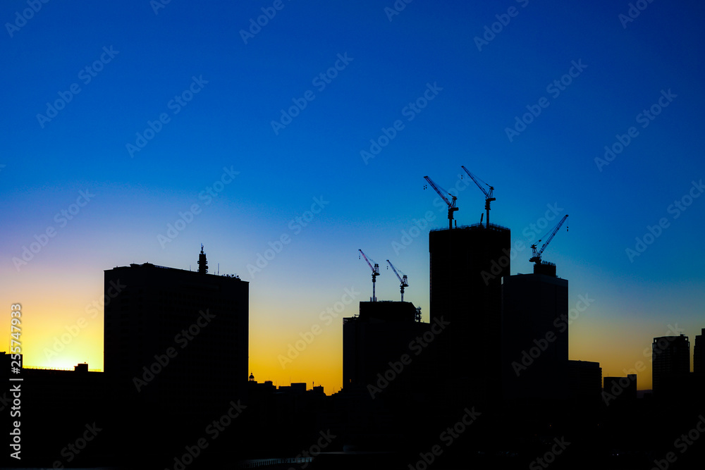 Obraz premium 夕景と横浜・みなとみらいの街並みのシルエット